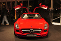 Mercedes SLS AMG rouge face avant portes ouvertes