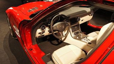 Mercedes SLS AMG rouge intérieur 2