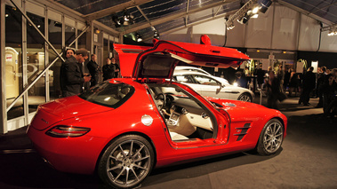 Mercedes SLS AMG rouge profil portes ouvertes