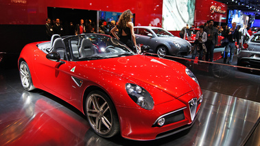 Mondial de l'Automobile Paris 2010 - Alfa Rome 8C Spider rouge 3/4 avant droit