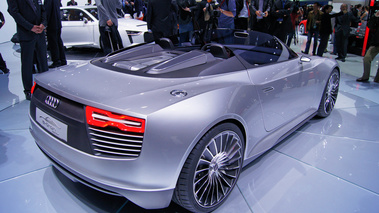 Mondial de l'Automobile Paris 2010 - Audi E-Tron Spyder anthracite 3/4 arrière droit