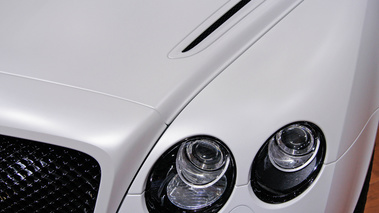 Mondial de l'Automobile Paris 2010 - Bentley Continental Supersports Cabriolet blanc phare avant
