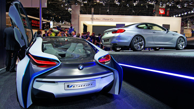 Mondial de l'Automobile Paris 2010 - BMW Vision blanc face arrière porte ouverte