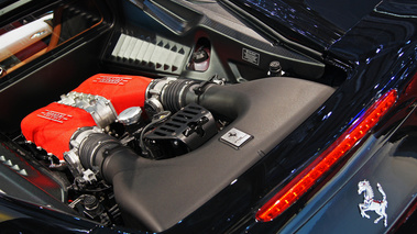 Mondial de l'Automobile Paris 2010 - Ferrari 458 Italia noir moteur