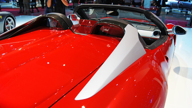 Mondial de l'Automobile Paris 2010 - Ferrari 599 SA Aperta rouge montant arceau 