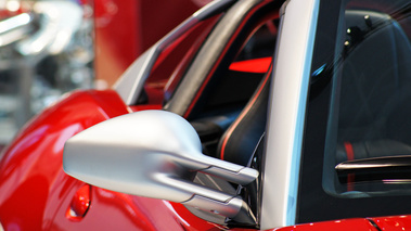 Mondial de l'Automobile Paris 2010 - Ferrari 599 SA Aperta rouge rétroviseur