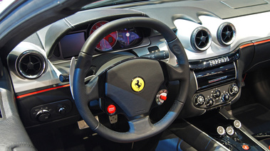 Mondial de l'Automobile Paris 2010 - Ferrari 599 SA Aperta rouge tableau de bord