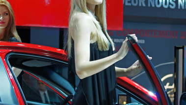 Mondial de l'Automobile Paris 2010 - hôtesse Alfa Romeo debout