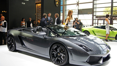 Mondial de l'Automobile Paris 2010 - Lamborghini Gallardo LP560-4 Spyder anthracite 3/4 avant droit 2