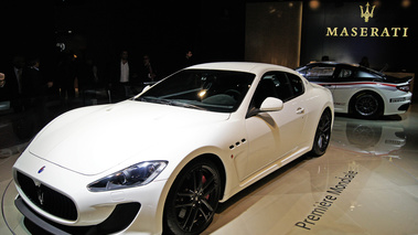 Mondial de l'Automobile Paris 2010 - Maserati GranTurismo S MC Stradale blanc 3/4 avant gauche 2