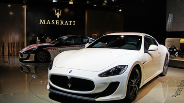 Mondial de l'Automobile Paris 2010 - Maserati GranTurismo S MC Stradale blanc 3/4 avant gauche