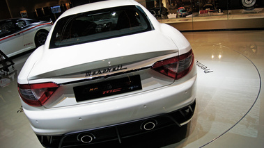 Mondial de l'Automobile Paris 2010 - Maserati GranTurismo S MC Stradale blanc face arrière penché