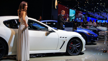 Mondial de l'Automobile Paris 2010 - Maserati GranTurismo S MC Stradale blanc & GranTurismo S MC Sportline bleu mate