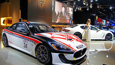 Mondial de l'Automobile Paris 2010 - Maserati GranTurismo S MC Trofeo blanc/noir 3/4 avant droit