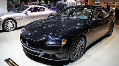 Mondial de l'Automobile Paris 2010 - Maserati Quattroporte Sport GTS Award Edition noir 3/4 avant gauche