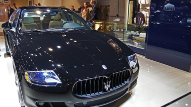 Mondial de l'Automobile Paris 2010 - Maserati Quattroporte Sport GTS Award Edition noir face avant