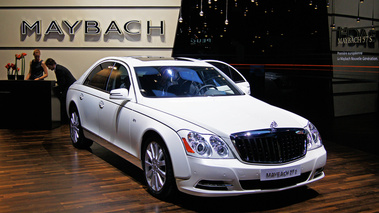 Mondial de l'Automobile Paris 2010 - Maybach 57S blanc 3/4 avant droit