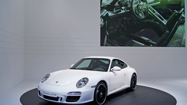 Mondial de l'Automobile Paris 2010 - Porsche 997 Carrera GTS blanc 3/4 avant gauche