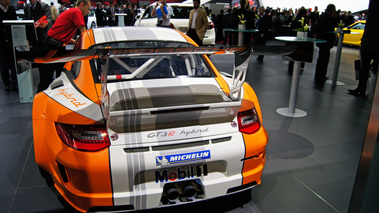 Mondial de l'Automobile Paris 2010 - Porsche 997 GT3 R Hybrid orange/blanc face arrière