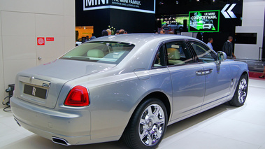 Mondial de l'Automobile Paris 2010 - Rolls Royce Ghost bleu 3/4 arrière droit