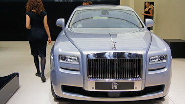 Mondial de l'Automobile Paris 2010 - Rolls Royce Ghost bleu face avant