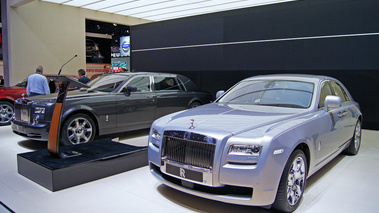 Mondial de l'Automobile Paris 2010 - Rolls Royce Ghost bleu & Phantom LWB anthracite 3/4 avant gauche