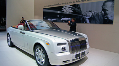 Mondial de l'Automobile Paris 2010 - Rolls Royce Phantom Drophead Coupe blanc 3/4 avant droit