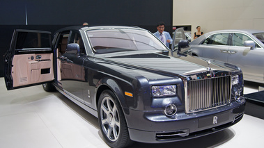 Mondial de l'Automobile Paris 2010 - Rolls Royce Phantom LWB anthracite 3/4 avant droit