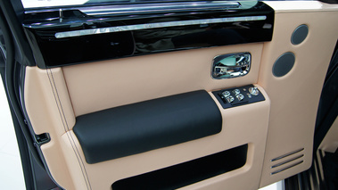 Mondial de l'Automobile Paris 2010 - Rolls Royce Phantom LWB anthracite panneau de porte 2