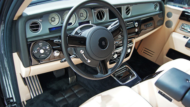 Mondial de l'Automobile Paris 2010 - Rolls Royce Phantom LWB anthracite tableau de bord