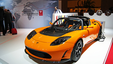 Mondial de l'Automobile Paris 2010 - Tesla Roadster Sport orange 3/4 avant gauche