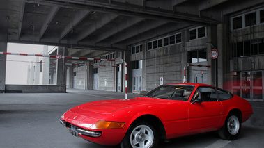 Ferrari 365 GTB 4 Daytona rouge 3/4 avant gauche