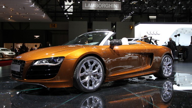 Salon de Genève 2010 - Audi R8 Spyder marron 3/4 avant gauche