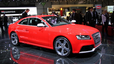 Salon de Genève 2010 - Audi RS5 rouge 3/4 avant droit