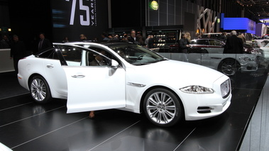 Salon de Genève 2010 - Jaguar XJ blanc 3/4 avant droit porte ouverte