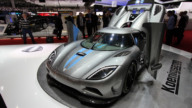 Salon de Genève 2010 - Koenigsegg Agera gris 3/4 avant gauche