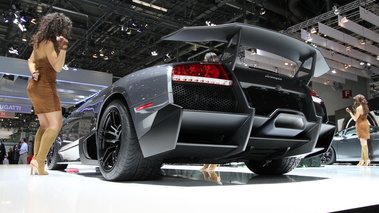 Salon de Genève 2010 - Lamborghini Murcielago LP670-4 SV anthracite 3/4 arrière gauche vue du dessous