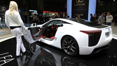 Salon de Genève 2010 - Lexus LF-A blanc 3/4 arrière gauche porte ouverte