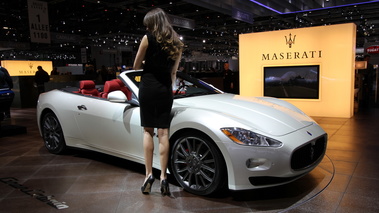 Salon de Genève 2010 - Maserati GranCabrio blanc 3/4 avant droit