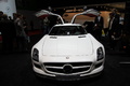 Salon de Genève 2010 - Mercedes SLS AMG blanc face avant portes ouvertes