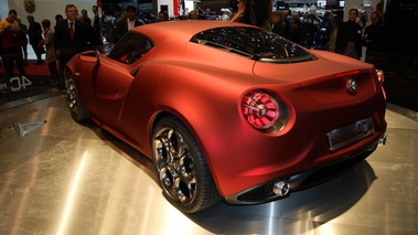 Alfa Romeo 4C GTA bordeaux satiné 3/4 arrière gauche