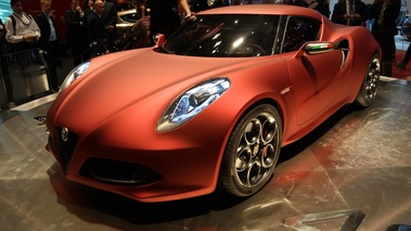 Alfa Romeo 4C GTA bordeaux satiné 3/4 avant gauche