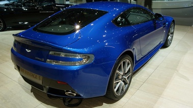 Aston Martin V8 Vantage S bleu 3/4 arrière droit