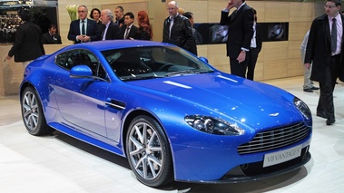 Aston Martin V8 Vantage S bleu 3/4 avant droit