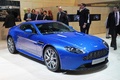 Aston Martin V8 Vantage S bleu 3/4 avant droit