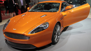 Aston Martin Virage orange 3/4 avant gauche porte ouverte penché