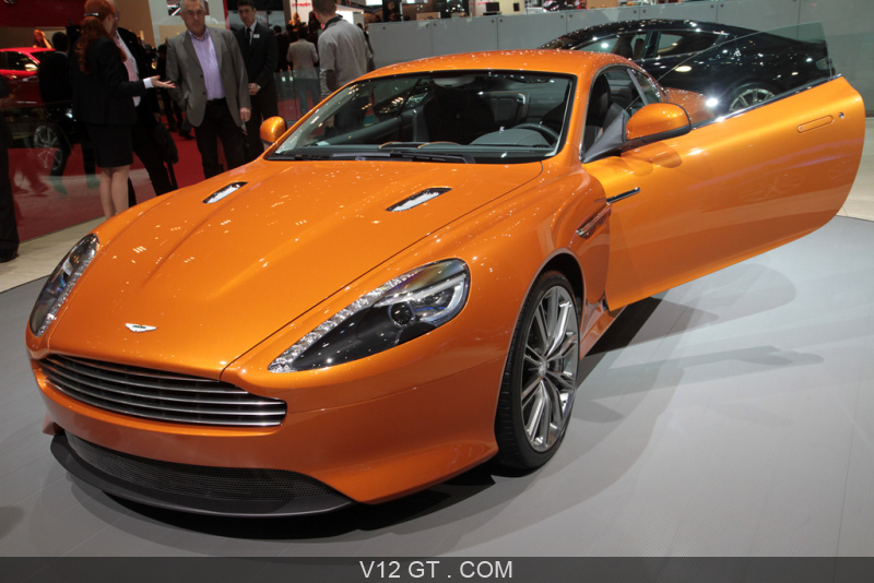 Aston Martin Virage orange 3/4 avant gauche porte ouverte