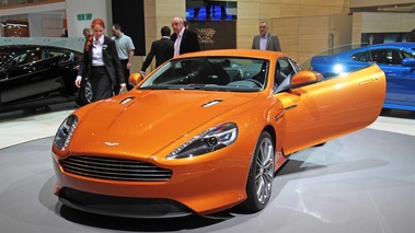 Aston Martin Virage orange 3/4 avant gauche porte ouverte