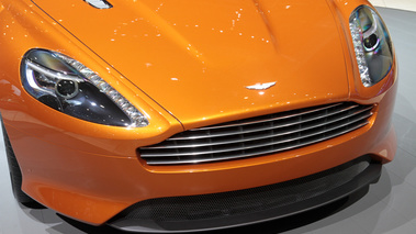 Aston Martin Virage orange calandre