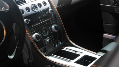 Aston Martin Virage orange console centrale